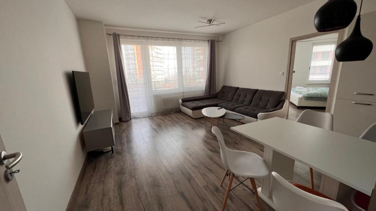 Air-Conditioned, 2 Room Apartment With Balcony, New Building Raca Bratislava Buitenkant foto