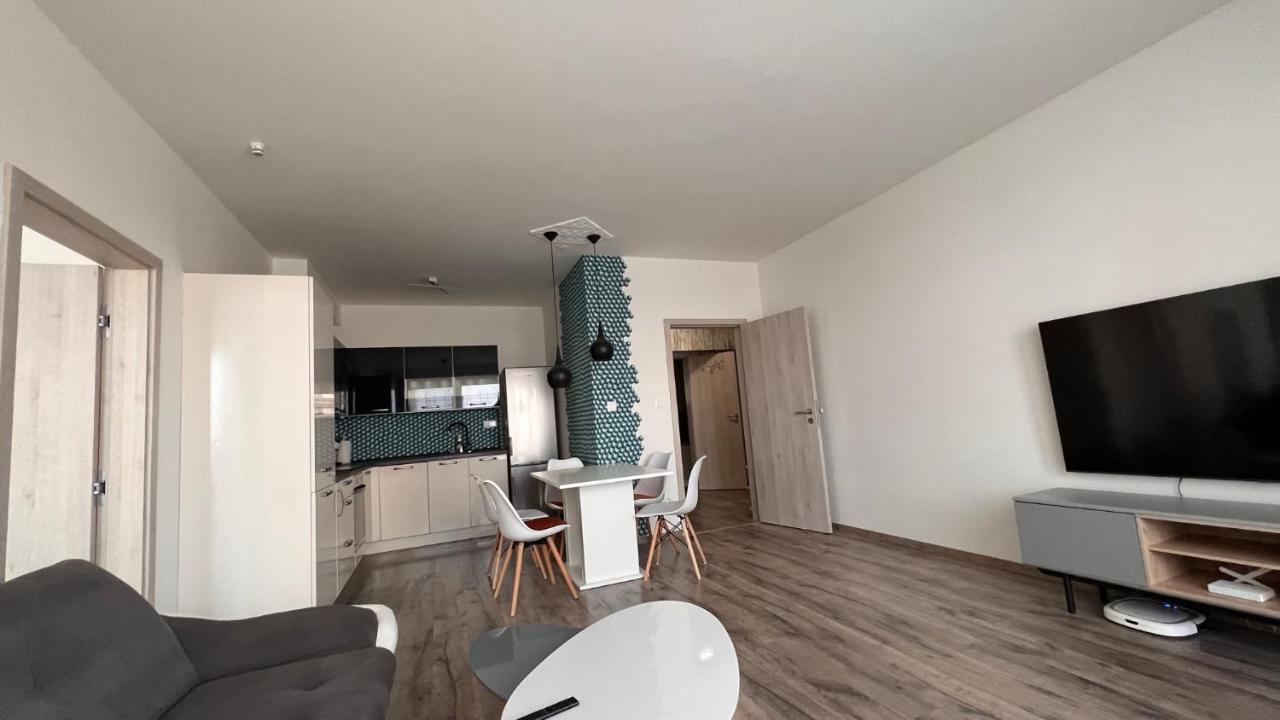 Air-Conditioned, 2 Room Apartment With Balcony, New Building Raca Bratislava Buitenkant foto